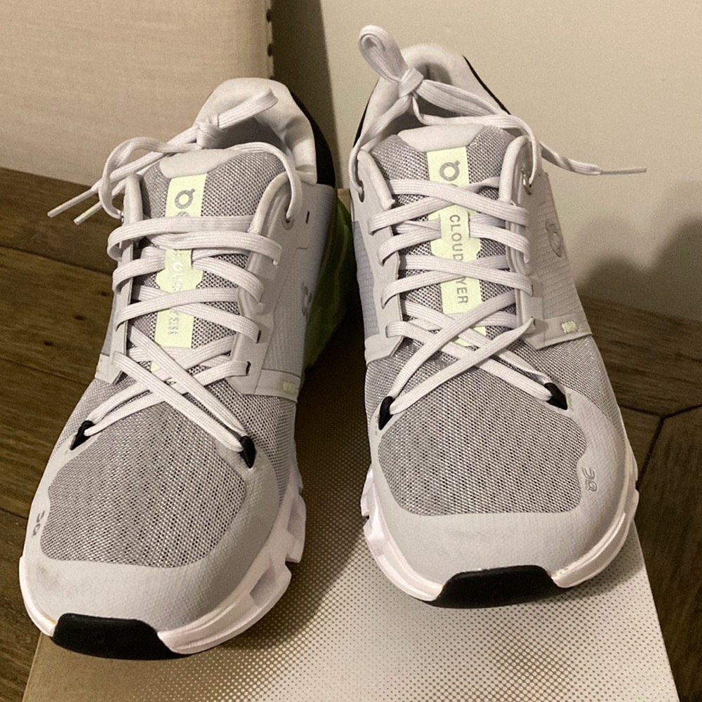 On running cloud Tec athletic shoes